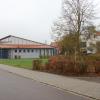 Auf der Grünfläche vor der bestehenden Mehrzweckhalle in Schiltberg soll das neue Feuerwehrhaus mit Gemeindekanzlei entstehen.