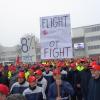 Die IG Metall organisierte einen Warnstreik bei Airbus Helicopters in Donauwörth. Etwa 2000 Mitarbeiter traten für gut eine Stunde in den Ausstand und demonstrierten für acht Prozent mehr Lohn.