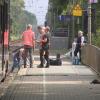 Polizeibeamte sichern nach der Tat am Bahnhof in Voerde Spuren.