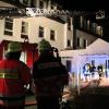 Die Einsatzkräfte der Feuerwehr löschen den Brand in einer Heilpädagogischen Einrichtung in Augsburg.