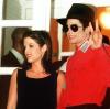 Michael Jackson war in erster Ehe mit Lisa Marie Presley, Elvis Presleys Tochter, verheiratet. Die Ehe blieb kinderlos.
