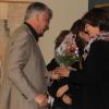 Kulturreferent Josef Barta bedankt sich mit einen Blumenstrauß bei der Tochter des Künstlers Hans-Jürgen Kintrup. 	 	