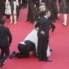 Ein etwas anderer Flitzer: Bei den Filmfestspielen in Cannes schlüpfte ein Unbekannter unter das Kleid der Schauspielerin America Ferrera.