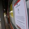 Fahndungsplakat am Bahnhof in Neusäß: Nach der Vergewaltigung einer 16-Jährigen im September 2018 suchte die Polizei auch mit einem Phantombild nach dem Täter.