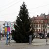 Derzeit steht ein Weihnachtsbaum, der abends illuminiert ist, auf dem Helmut-Haller-Platz. Auf den Umbau des Platzes müssen die Oberhauser Bürgerinnen und Bürger noch warten.