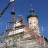 Auf dem Dach der Horgauer Pfarrkirche St. Martin ist jetzt ein Storchennest und wartet auf Bewohner. 	