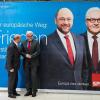 Martin Schulz (l), Spitzenkandidat der Sozialdemokraten zur Europawahl, und Außenminister Frank-Walter Steinmeier während eines Auftritts zum Europawahlkampf in Berlin.