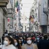 Menschen drängen sich in der Einkaufsstraße Via del Corso in Rom nachdem die Corona-Maßnahmen gelockert wurden.