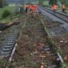 Bahnarbeiter arbeiten in den Nähe von Lehrberg bei Ansbach an einer nach einer Überschwemmung durch Erde und Baumreste blockierten Bahnstrecke. 