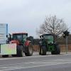 Traktoren vor dem Gelände von Airbus Defence and Space in Manching.
