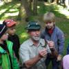 Förster besucht Waldkindergarten: Neugierig lauschten die Mädchen und Buben des Kühbacher Waldkindergartens den Erzählungen des Försters  Kurt Schweizer. 