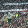 Auch wegen dieses Banners ermittelt der DFB gegen den FC Augsburg.