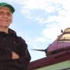 Gastwirt Nino Silenzi und sein rosa Ufo: Das Fantasie-Gefährt ist ein Originalstück aus dem Kultfilm „Xaver und sein außerirdischer Freund“. Seit 26 Jahren steht es auf dem Dach des Gasthaus Kreuz in Pfaffenhausen – und zieht regelmäßig Fans aus ganz Deutschland an. 