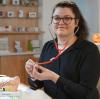 Die 20-jährige Auszubildende Rebekka Märkl untersucht mit einem Spezial-Stethoskop ein Hörgerät.  