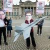 Auch in der Corona-Krise: Proteste gegen die Anschaffung neuer Kampfjets vor dem Reichstag in Berlin.