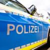 Zwei Streifenwagen der Polizei stehen am Straßenrand.