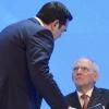 Griechenland habe im vergangenen Jahr Fortschritte erzielt, meint überraschend Finanzminister Wolfgang Schäuble. Der Weg für Hilfszahlungen ist frei. Das Bild zeigt ihn mit Athens Regierungschef Alexis Tsipras im Jahr 2016.  	