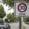 Die Tempo-30-Zonen in Kaufering, wie hier in der Kolpingstraße, werden nach wie vor von vielen Bürgern kritisch gesehen.