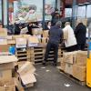 In Neu-Ulm packen Helferinnen und Helfer unzählige Pakete mit Hilfsgütern für die Opfer des Erdbebens.  