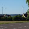 Fünf Windräder stehen bereits deutlich wahrnehmbar um Holzheim und Münster - drei davon (unser Bild) nahe dem Holzheimer Ortsteil Riedheim. 