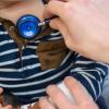 Ein Arzt untersucht ein Kind mit einem Stethoskop. Auffallend viele Kinder machen seit einigen Wochen Atemwegsinfekte durch, die eigentlich erst in den Wintermonaten zu erwarten sind. Betroffen seien vor allem unter Sechsjährige.