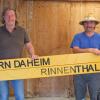 Werner Sedlmeyr (links) und Stefan Bradl werden für Rinnenthal eine „Big Bench“ (große Bank) in den Farben des Rinnenthaler Logos bauen, die es ermöglichen soll, vom Hügel aus auf das Eisbachtal zu schauen.