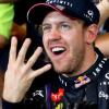 Vier Vettel-Finger, Vier Titel: Sebastian Vettel zeigt, wie viele WM-Trophäen er hintereinander eingefahren hat.