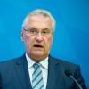 Bayerns Innenminister Joachim Herrmann will Horror-Clowns stoppen.