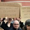 "Nie wieder ist jetzt" und "Donauwörth ist bunt": Zahlreiche Banner, Plakate und Schilder gegen Rechtsextremismus gab es bei der Demonstration in Donauwörth zu sehen.