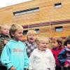 Bei der St.-Gregor-Jugendhilfe entsteht das neue Kinderhaus. Aron, Fynn, Lara, Luca, Zoey und Anna-Lena freuen sich schon auf viel mehr Platz zum Spielen und Herumtoben. Foto: Ruth Plössel