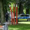 Polizeibeamte im Meitinger Schlosspark: Sie sollten dort den Bau eines Baumhauses verhindern.