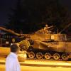 Ein Panzer fährt in der Nacht des Putschversuchs durch die Straßen von Ankara.