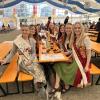 Ein Tisch voll bayrischer Königinnen, unter anderem Hopfen-, Bier- und 
Maikönigin sorgte für Glanz im Festzelt.
