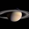 Saturn ist der zweitgrößte Planet in unserem Sonnensystem und steht an sechster Stelle von der Sonne aus gesehen. Der Saturn besitzt einen Kern aus Eisen, darum herum bedeckt ihn eine Schicht aus flüssigem Wasserstoff. Die Atmosphäre besteht aus Wasserstoff und Helium und hat eine Temperatur von minus 195 Grad Celsius. 

