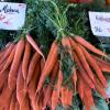 Karotten sind nach wie vor günstig zu kaufen. Experten raten, das Wurzelgemüse nicht zu schälen. So bleiben wertvolle Inhaltsstoffe erhalten.
