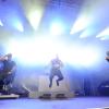 Diese Band tritt auf und hebt ab: Culcha Candela waren beim Zwei-Tages-Festival im Weißenhorner Stadtpark der erhoffte Abräumer. Da passte sogar das etwas launische Wetter. Und die Fans (links) hatten die Rückkehr der Party-Könige sehnsüchtig erwartet. Sie bekamen das, was sie sich erhofft hatten: Musik zum Abgehen und Mitfeiern. Und die Organisatoren waren glücklich, denn die Festivalpremiere war ein voller Erfolg.  	