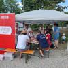 Der Stand der DKMS beim Sielenbacher Gmoafest zog den ganzen Tag über viele Interessierte an, die sich informieren, registrieren lassen oder Geld spenden wollten. Die Mitglieder der Gartenfreunde waren bei allen Anliegen behilflich.
