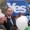 Schottlands Regierungschef Salmond spricht mit Unterstützern der Unabhängigkeitsbewegung.