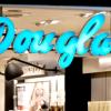 Das Logo des Parfümerie- und Handelskette «Douglas» ist in einem Kaufhaus zu sehen.