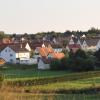 Beim Blick auf Wallenhausen fällt zunächst einmal die idyllische Lage im Osterbachtal auf. Der stolze Kirchturm von St. Mauritius prägt das Ortsbild. Rechts im Hintergrund ragen Baukräne in die Höhe: Wie in anderen Weißenhorner Stadtteilen auch, wurde in Wallenhausen wegen der hohen Nachfrage nach Bauplätzen ein Neubaugebiet erschlossen.  	