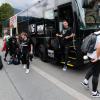 Trainer Enrico Maaßen steigt vor dem Hotel aus dem Mannschaftsbus. Auch Neuzugang Ermedin Demirovic (rechts) ist bereits im Trainingslager in Österreich dabei.
