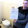 Tanja Pester und ihre Familie können die Toilette, die eigentlich repariert werden sollte, nicht benutzen. Dennoch verlangten die Monteure eine enorm hohe Summe.