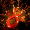 Philippiner stellen in Manila (Philippinen) waehrend einer Zeremonie anlaesslich des 23. Jahrestages des "International AIDS Candlelight Memorial" Kerzen auf das Symbol des Kampfes gegen Aids, eine rote Schleife (Foto vom 26.05.06). 