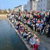 Fast eine ganze Uferseite füllten die über 100 Teilnehmer einer Aktion zum Erhalt des Badesees 
 am Gersthofer Ballonstartplatz. 