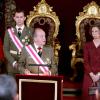 Damaliger  König Juan Carlos spricht auf der Gedenkfeier zum Dreikönigstag 2010 - hinter ihm stehen (l-r) die damalige Prinzessin Letizia, der damalige Kronprinz Felipe und die damalige Königin Sofia.