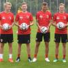 Die Neuzugänge beim ersten Fototermin (von links):  Felix Götze, Andre Hahn, Julian Schieber, Fredrik Jensen und Trainer Manuel Baum