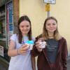 Das erste Eisdielen-Eis in diesem Jahr: Die Cousinen Laurie Schwarz (rechts) und Amelie Szepessy.