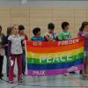 Ein Friedensfest gab es an der Singold-Grundschule in Bobingen. Zum Auftakt präsentierten die Schüler dieses bunte Transparent.