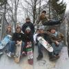 Vielleicht erkennen sich diese coolen Skater-Jungs aus Türkheim wieder und erinnern sich an den Fototermin vor gut 16 Jahren? Inzwischen sind diese Kids wohl schon aus dem typischen „Skater“-Alter herausgewachsen: Unser Archivbild stammt aus dem Jahr 2007, als der Skaterplatz dem neuen Baugebiet Zellerwiese Platz machen musste und auf das V-Markt-Areal verlegt wurde. Dort soll er auch wieder aufgebaut werden, wenn die Umbau- und Erweiterungsarbeiten am Gebäude abgeschlossen sind. 