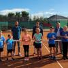 Sie freuten sich beim Mini-Cup in Hausen bei der Siegerehrung über ihre Pokale. Vorne von links: Paul Knöpfle, Lotta Mühleidner, Leonie Birkner, Dominik Kern und Moritz Fink. Hinten von links: Michael Winter (Vorsitzender), Sebastian Bundschuh (Zweiter Vorsitzender) und Stadtrad Walter Fuchsluger. 	